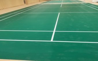 El nuevo suelo deportivo de PVC mejora la seguridad y la comodidad de los jugadores universitarios de bádminton